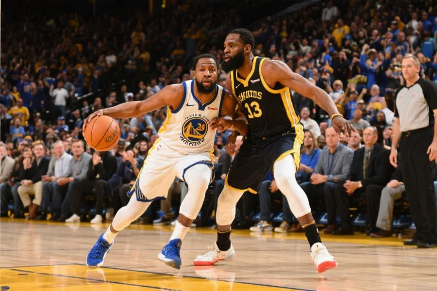 两位NBA球星在总决赛赛场激烈对抗,背景是充满激情的观众